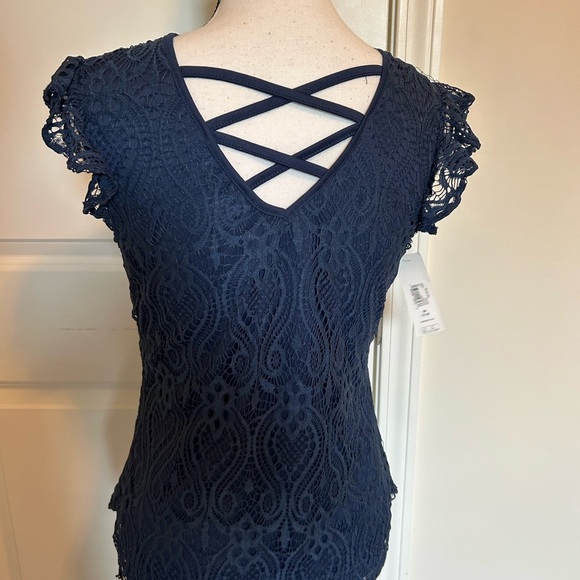 Blue lace sleeveless key hole top stretchy - Picture 3 of 5